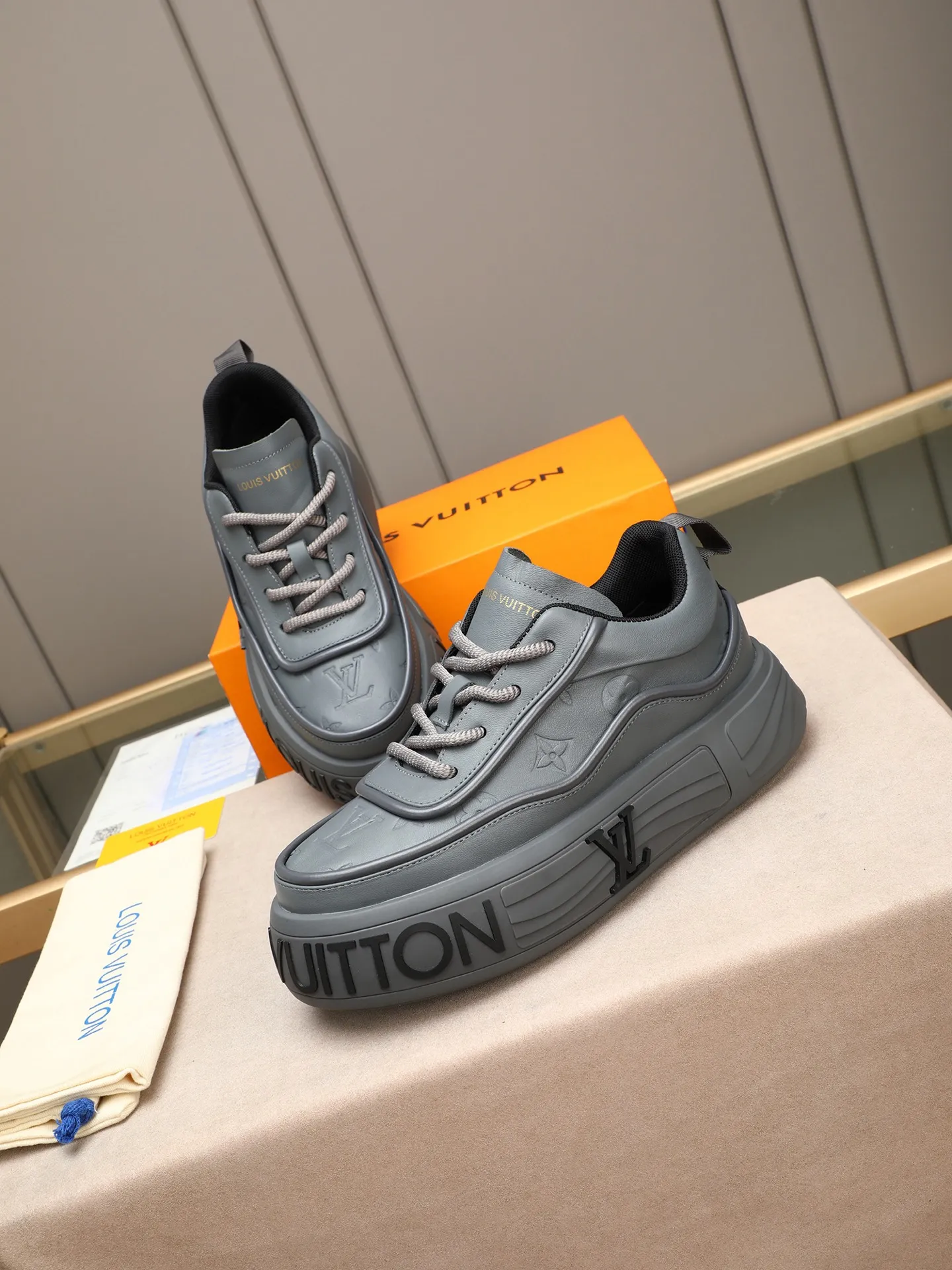 Men's men's shoes 💰560 LV are fashionable and fashionable, and the uppers are made of imported cowhide embossing! Super trendy design! It’s eye-catching! The leather is soft, delicate, shiny and translucent, showing the ultimate in pure handcraftsmanship, and the mesh is soft, comfortable and breathable! Size: 39-44 (38 45 customized)